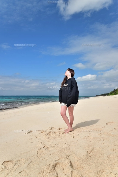 宮古島／ビーチでポートレート撮影の写真素材 [FYI02922194