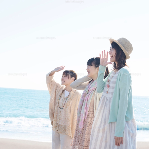 海で微笑む3人の女性の写真素材 [FYI02958771] | ストックフォトの