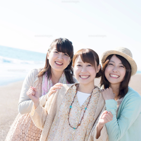 海で微笑む3人の女性の写真素材 [FYI02958771] | ストックフォトの