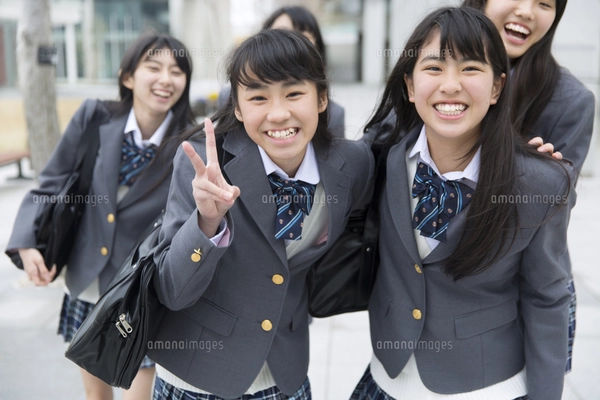 女子高校生　集合 笑顔で並ぶ女子高校生たちのポートレートの写真素材 [FYI02967889] | ストックフォトの Qlean Market（キュリンマーケット）