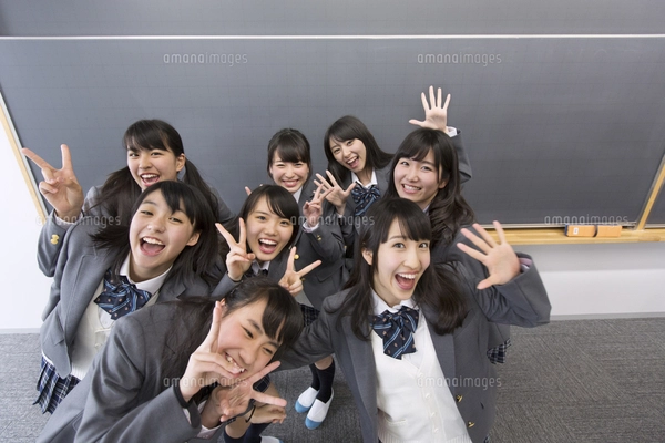女子高校生記念写真  笑顔で並ぶ女子高校生たちのポートレートの写真素材 [FYI02967889] | ストックフォトの Qlean Market（キュリンマーケット）