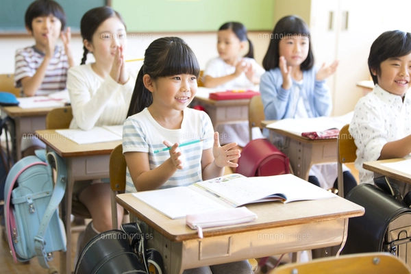 教室で授業を受ける小学生の女の子の写真素材 [FYI02973728] | ストックフォトの Qlean Market（キュリンマーケット）