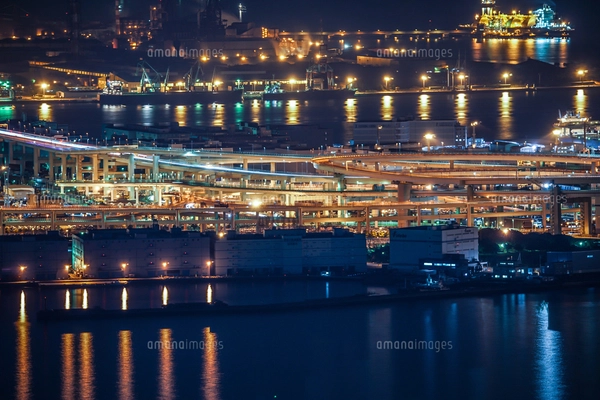 横浜ランドマークタワーから見えるスカイツリーとレインボーブリッジの