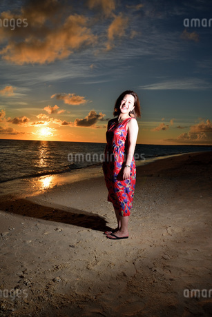 宮古島／夕景のビーチでポートレート撮影の写真素材 [FYI02984665