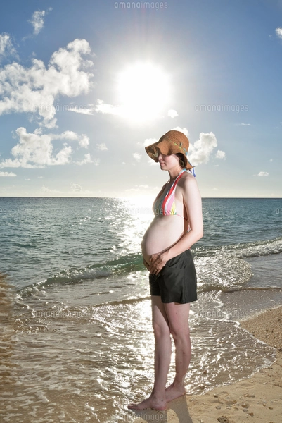 宮古島／ビーチでポートレート撮影の写真素材 [FYI02984722