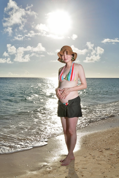 宮古島／ビーチでポートレート撮影の写真素材 [FYI02984722