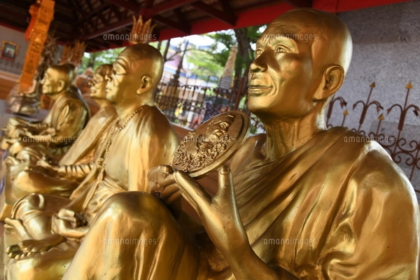 タイのアユタヤにあるワット・マハータートで見た 木の根に取り込まれた仏像の頭部の写真素材 70800924