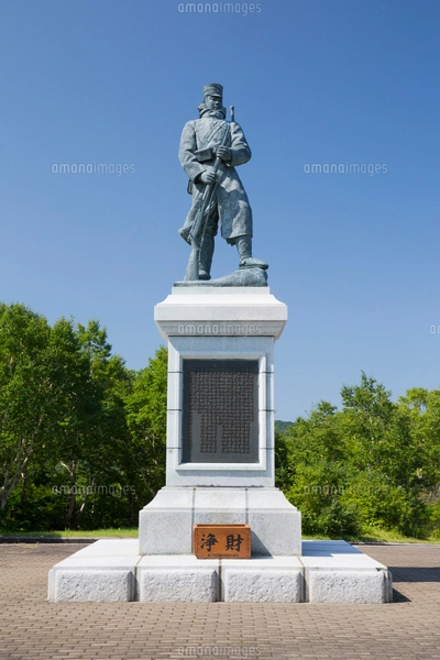 馬立場の頂上に建つ八甲田山雪中行軍遭難後藤伍長銅像の写真素材