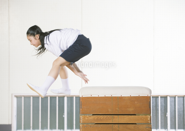 跳び箱を飛ぶ小学生の写真素材 [FYI03036717] | ストックフォトの 