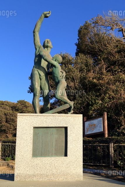 鎌倉海浜公園 徳田兄弟のブロンズ像の写真素材 [FYI03104092