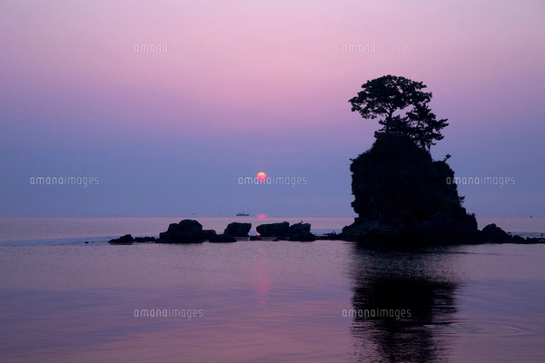朝日が昇る雨晴海岸の写真素材 [FYI03116897] | ストックフォトの  