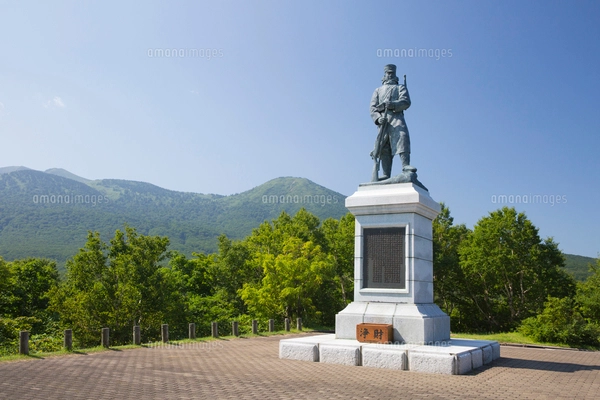 馬立場の頂上に建つ八甲田山雪中行軍遭難後藤伍長銅像の写真素材