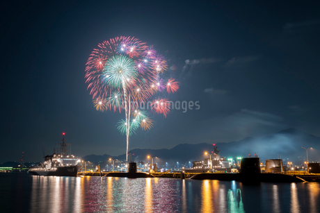 アレイからすこじまから眺める呉海上花火大会の写真素材 [FYI03127394