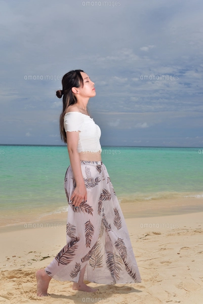 宮古島／ビーチでポートレート撮影の写真素材 [FYI03130319