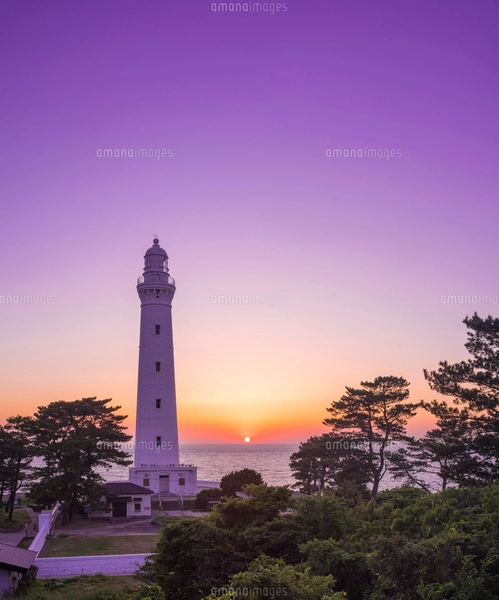 島根県 自然 風景 日本海に沈む夕日と出雲日御碕灯台の写真素材