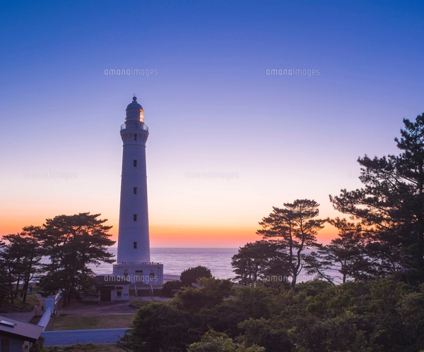 島根県 自然 風景 日本海に沈む夕日と出雲日御碕灯台の写真素材