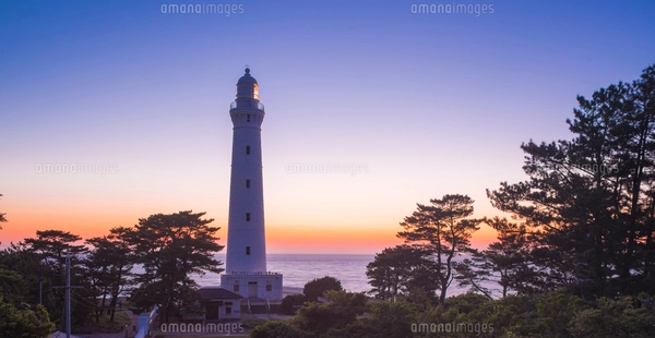 島根県 自然 風景 日本海に沈む夕日と出雲日御碕灯台の写真素材