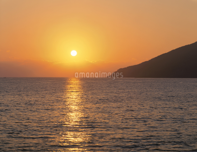 長崎鼻と海に沈む夕日 揖宿郡 鹿児島県の写真素材 [FYI03179545] ストックフォトの Qlean Market（キュリンマーケット）