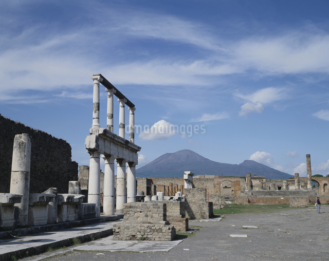 ポンペイの遺跡とベスビオス火山 イタリアの写真素材 [FYI03201958