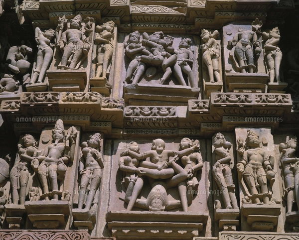 ミトゥナ像 西の寺院カジュラホ インドの写真素材 [FYI03380077