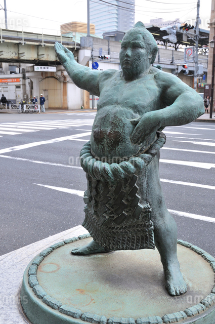 両国駅前通りの横綱力士像の写真素材 [FYI03288354] | ストックフォト