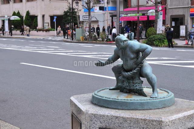 両国駅前通りの横綱力士像の写真素材 [FYI03288355] | ストックフォト