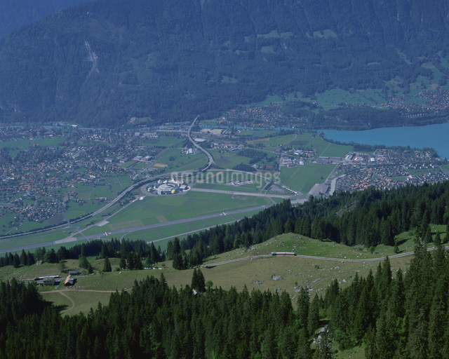 シーニゲプラッテへの登山電車の写真素材 [FYI03321199] ストックフォトの Qlean Market（キュリンマーケット）