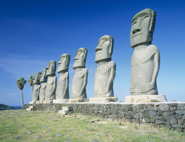 サンメッセ日南のモアイ像の写真素材 [FYI03323559] | ストックフォト