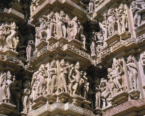 ミトゥナ像 西の寺院カジュラホ インドの写真素材 [FYI03258565