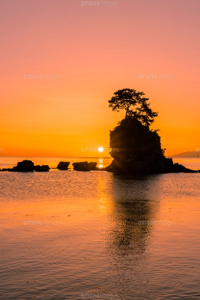 雨晴海岸の朝日の写真素材 [FYI03389392] | ストックフォトの Qlean