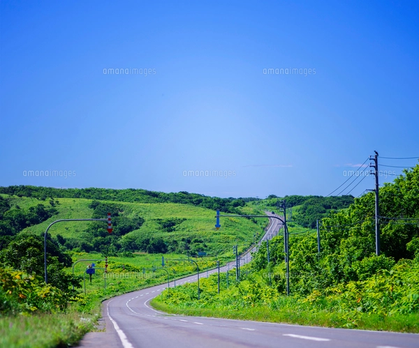 北海道 自然 風景 一本道と青空の写真素材 [FYI03390930] | ストック
