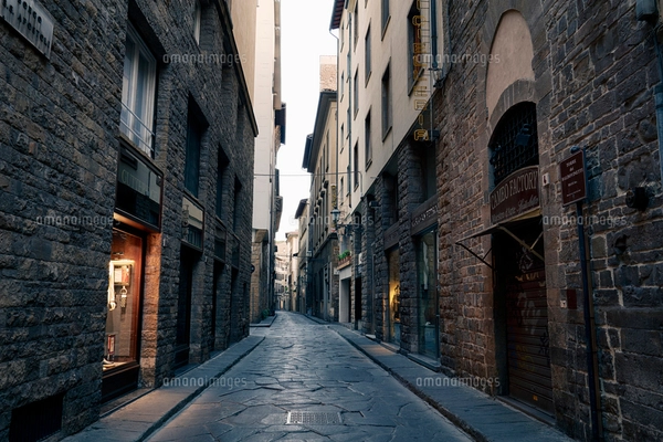 イタリア フィレンツェの古い街並みの写真素材 [FYI03409221