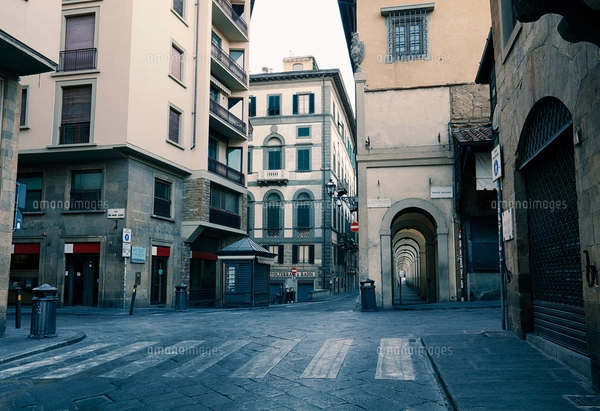 イタリア フィレンツェの古い街並みの写真素材 [FYI03409221