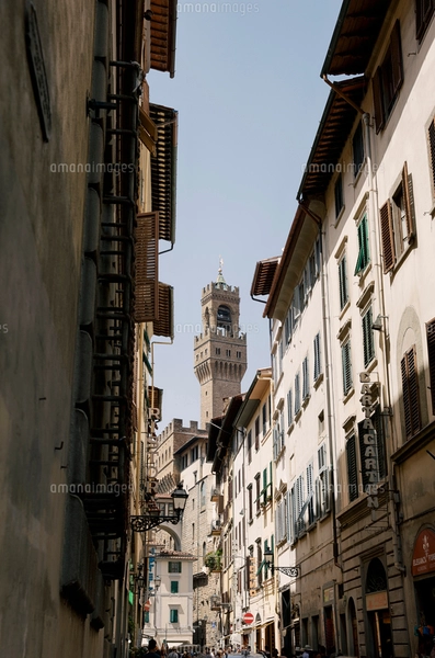 イタリア フィレンツェの古い街並みの写真素材 [FYI03409221
