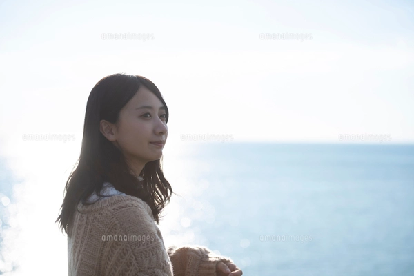海で微笑む女性の写真素材 [FYI03416853] | ストックフォトの Qlean