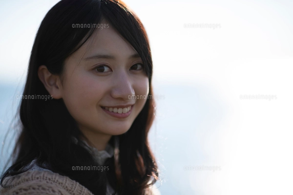 海で微笑む女性の写真素材 [FYI03416853] | ストックフォトの Qlean