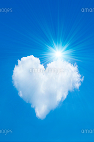 青空とハートの雲に太陽の写真素材 [FYI03455892] | ストックフォトの