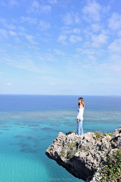 宮古島／四角点イグアナ岩の若い女性の写真素材 [FYI03458226