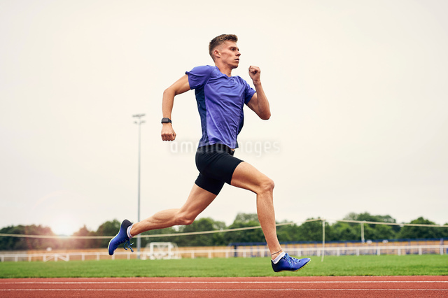 Runner training on running trackの写真素材 [FYI03616200] | ストックフォトの Qlean ...