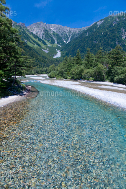 上高地の梓川と穂高岳の写真素材 [FYI03843711] | ストックフォトの Qlean Market（キュリンマーケット）