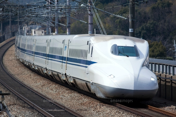 山陽新幹線を走るN700系さくら・みずほの写真素材 [FYI03875636