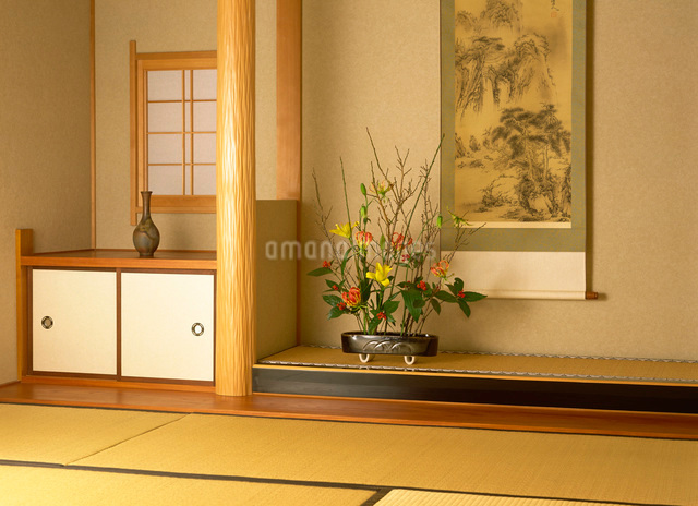 和室の掛け軸と生け花の写真素材 [FYI03936181] | ストックフォトの
