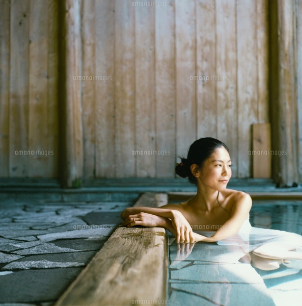 海で微笑む女性の写真素材 [FYI03416853] | ストックフォトの Qlean