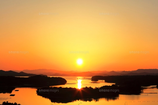 伊勢志摩 ともやま公園より望む快晴の英虞湾に夕日の写真素材