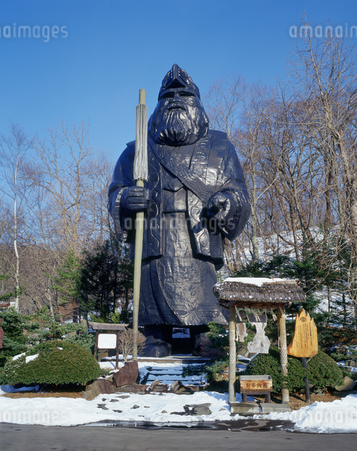 北海道　白老　コタンコロクル像　村おさ　アイヌ民族博物館落成記念　ポロトコタン コタンコロクル像（むらおさ） 白老ポロトコタンの写真素材