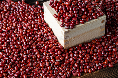 Red adzuki beans in square wooden measuring cup.の写真素材 [FYI04115087 ...
