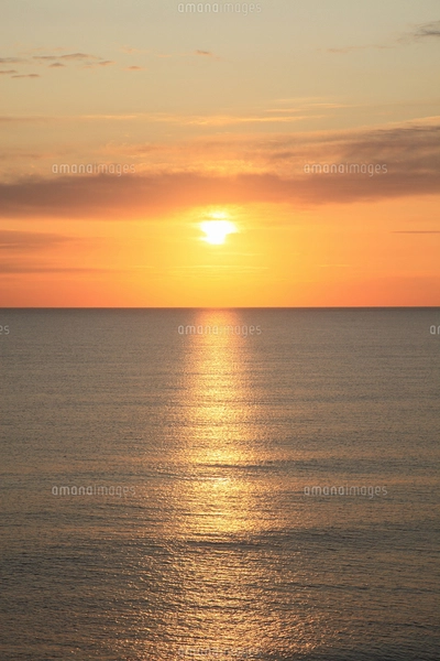 水平線と日の出の写真素材 [FYI04146610] | ストックフォトの Qlean