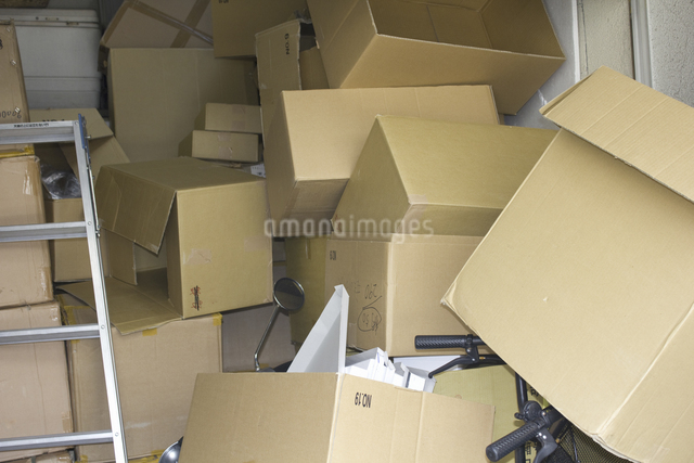 倉庫に積み上げた段ボールの空箱の写真素材 [FYI04205409] | ストック  