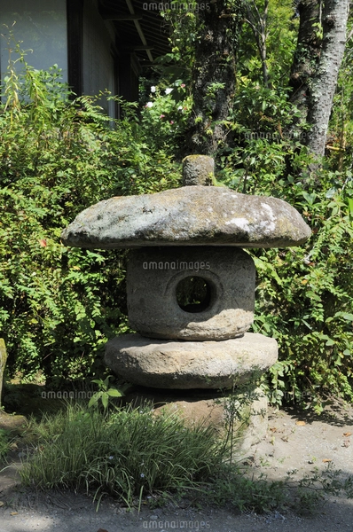 日本庭園の石で作られた四重の塔の写真素材 [FYI04216164] | ストック 
