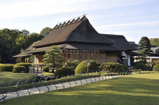岡山後楽園の茅葺き屋根の家の写真素材 [FYI04272538